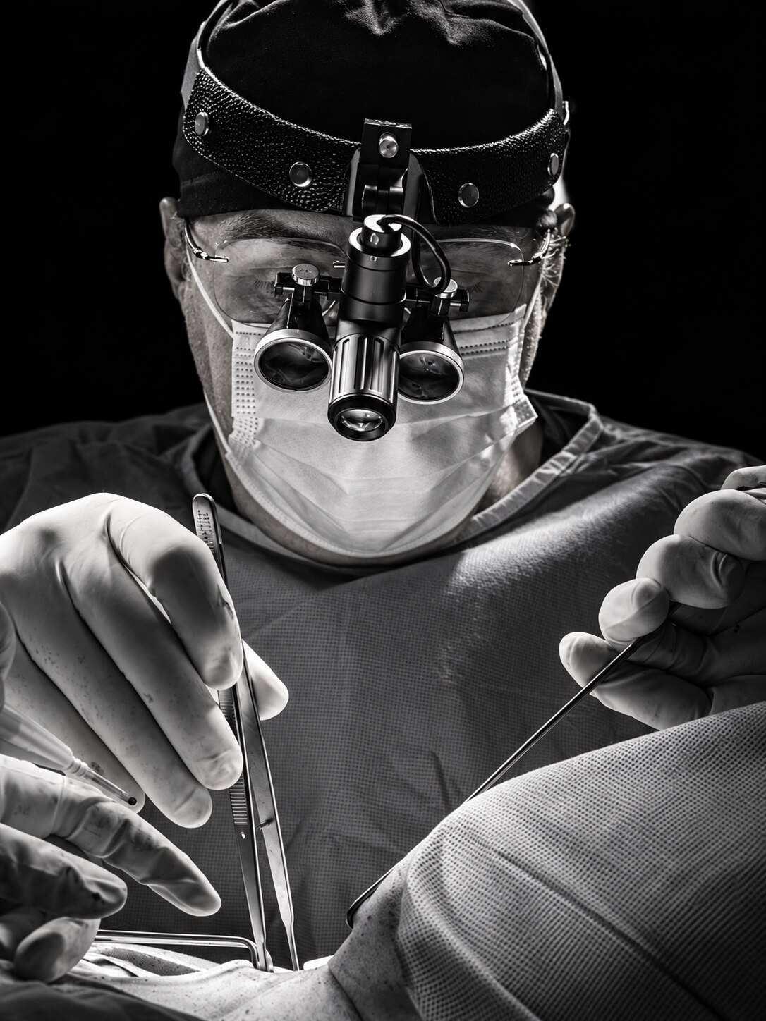 Dr. Enrique Stoopen Margain en quirófano, fotografía editorial en blanco y negro